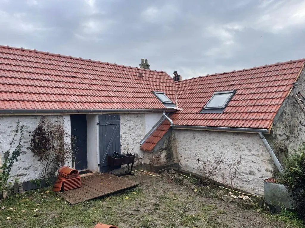 Bâtiment en pierre avec nouvelle couverture tuiles et Velux